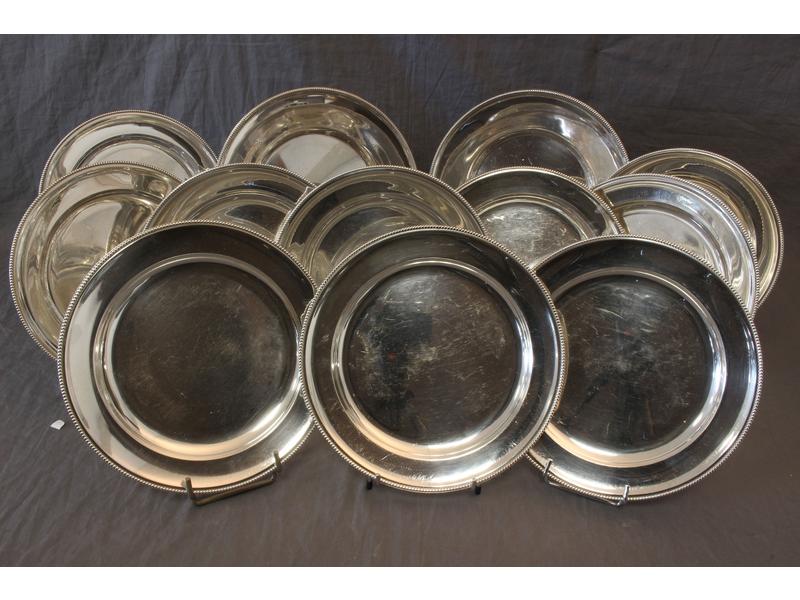 SUITE DE DIX ASSIETTES et DEUX PLATS RONDS...