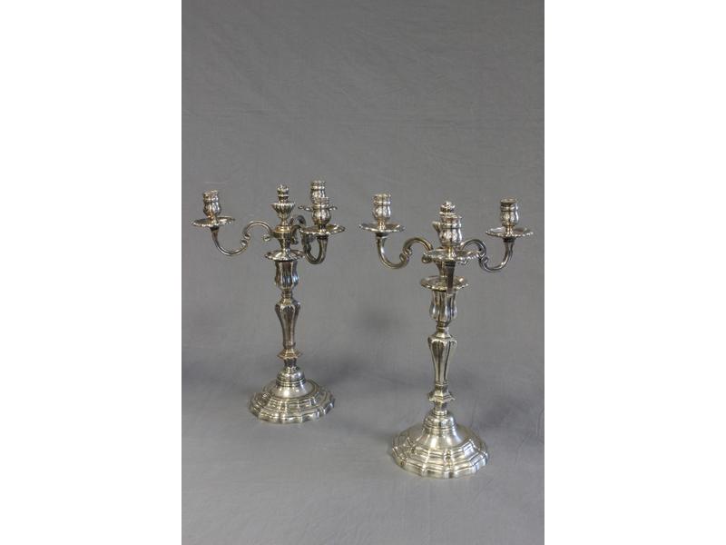 PAIRE DE CANDELABRES à trois lumières en...