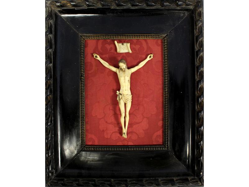CRUCIFIX en ivoire sculpté (Haut. 18 cm)...