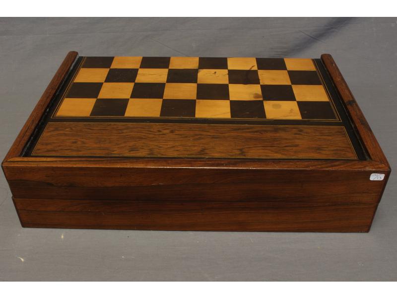 BOÎTE DE JEUX de dames et Jacquet (ou Backgammon),...