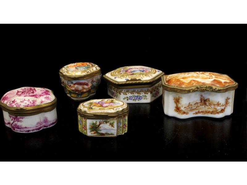 CINQ BOÎTES dites à pillules en porcelaine...