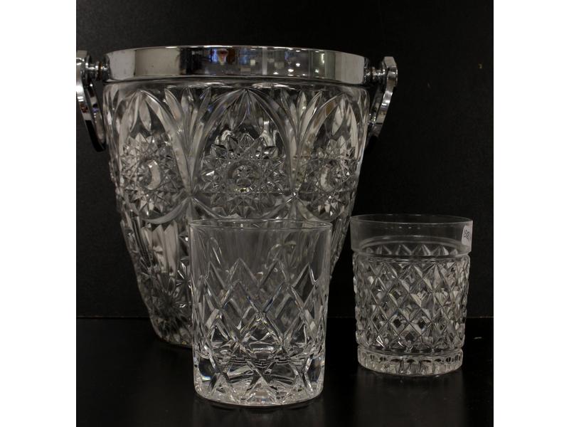 NEUF VERRES à wisky en cristal taillé, TROIS...