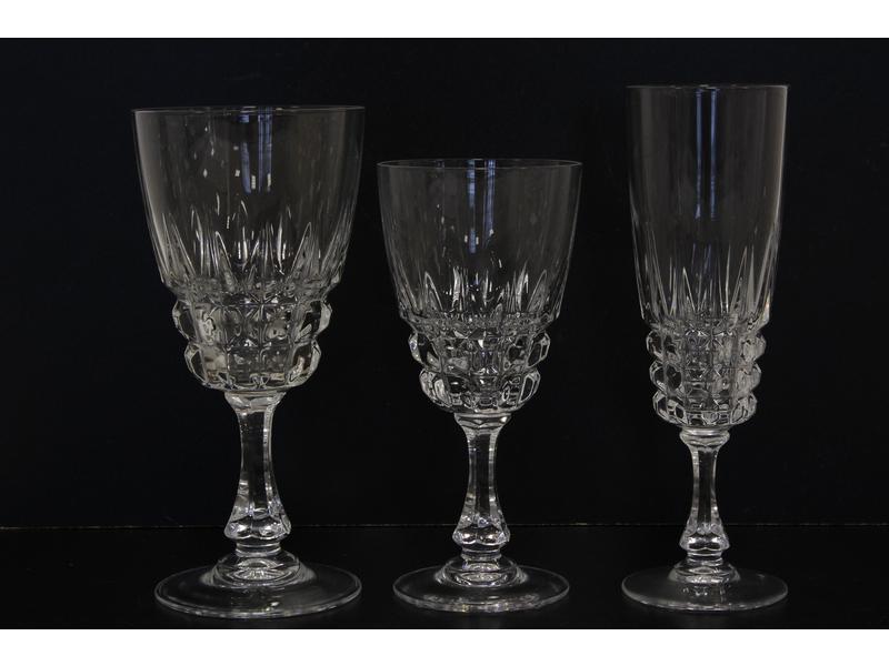 SERVICE DE VERRES en cristal moulé en pointes...