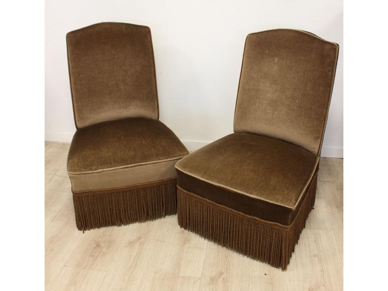 PAIRE DE CHAUFFEUSES en velours marron et...