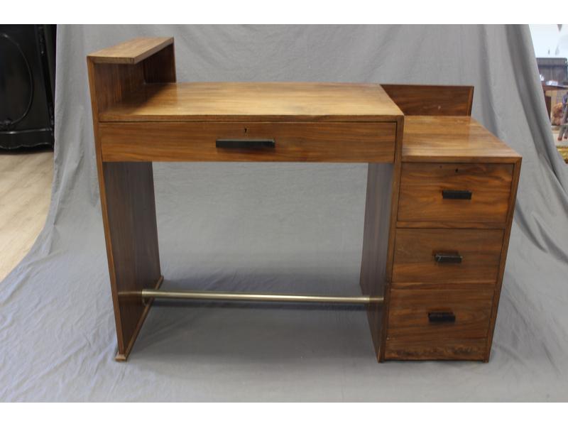 BUREAU rectangulaire en noyer ouvrant à un...