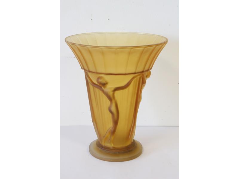 VASE cornet en verre moulé pressé à décor...