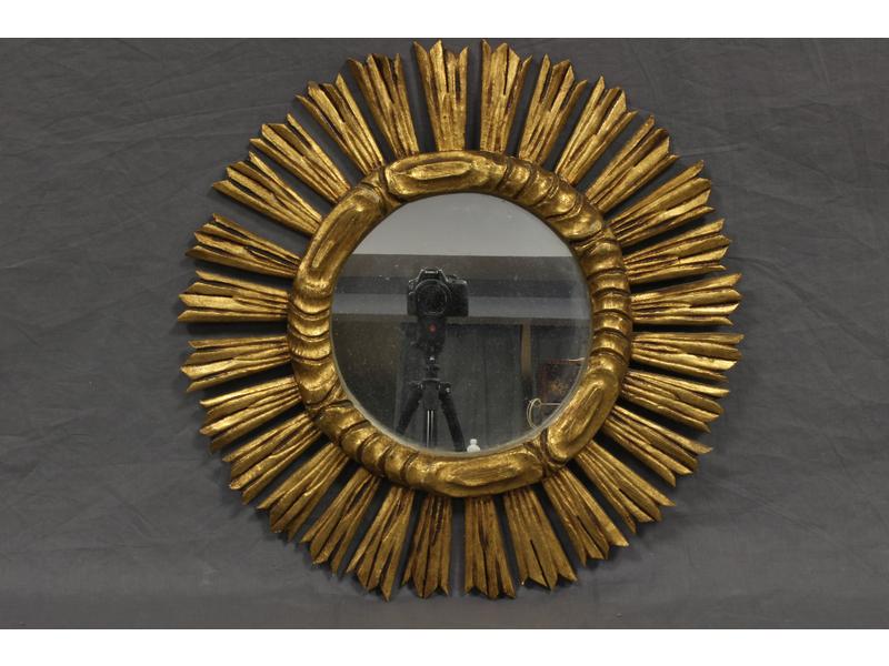 MIROIR rond dans un cadre en bois sculpté...