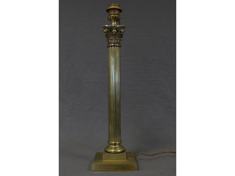 LAMPE colonne en métal doré, le fût cannelé...