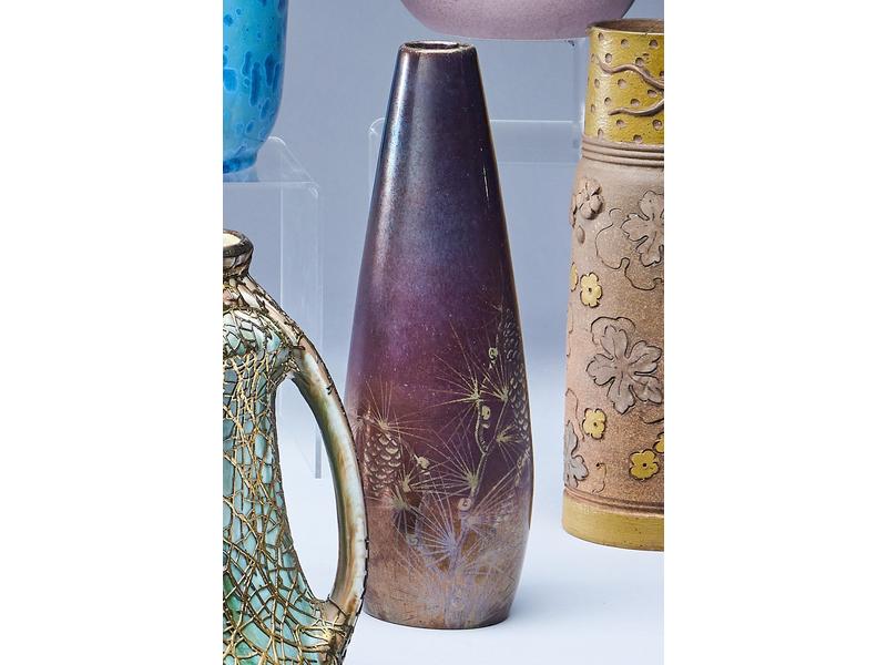 VASE OVOÏDE en grès à glaçure à reflets métaliques...