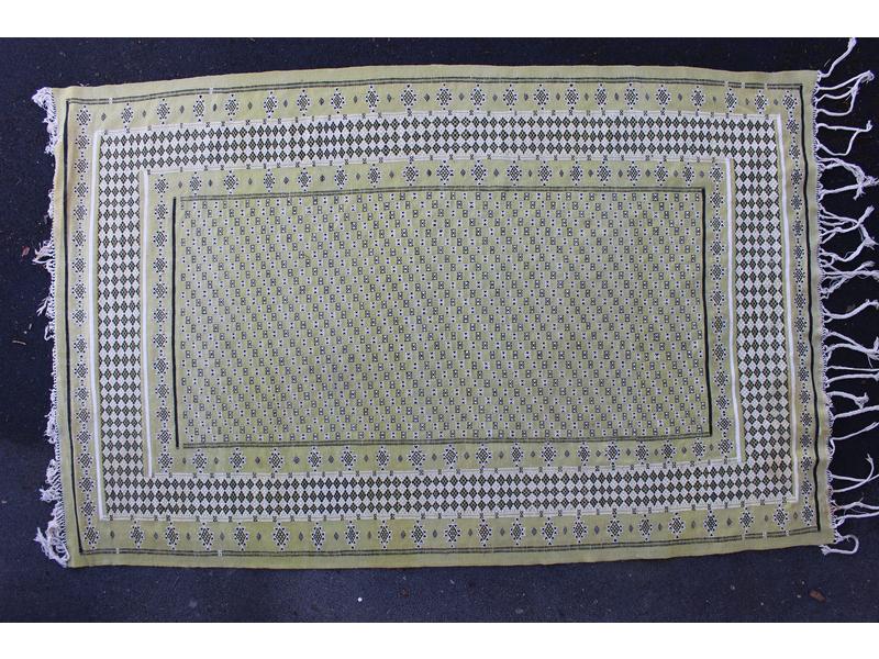 GRAND TAPIS KILIM en laine tissée vert anis...