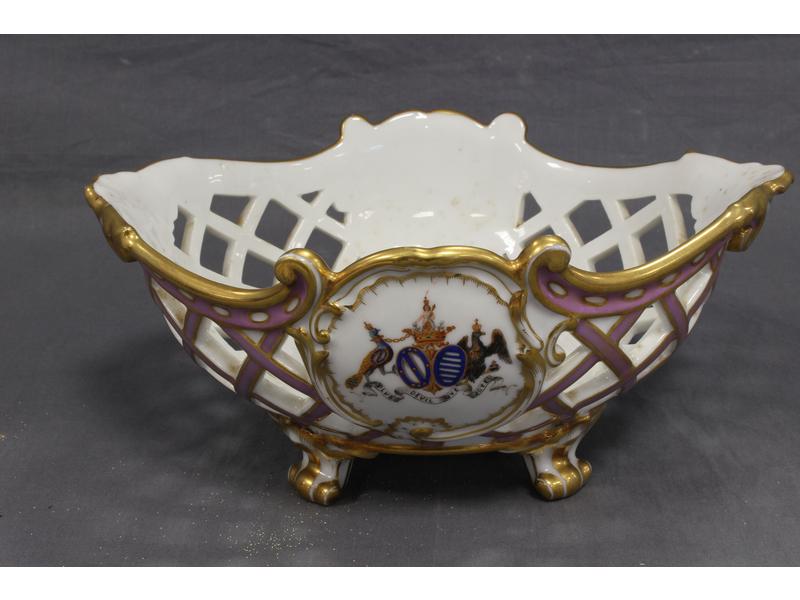 CORBEILLE ovale en porcelaine ajourée émaillée...