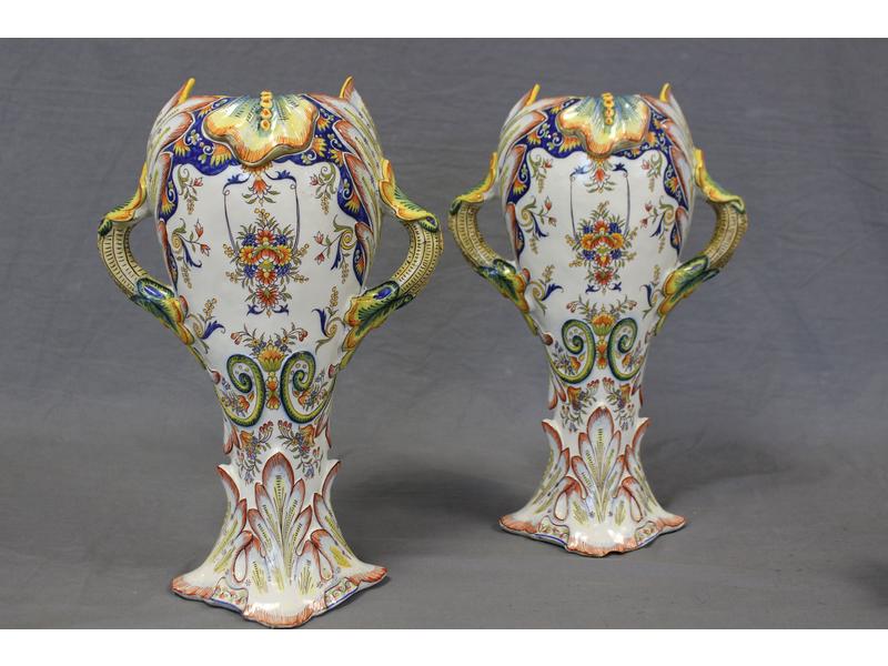 PAIRE DE VASES balustres en faïence émaillée...