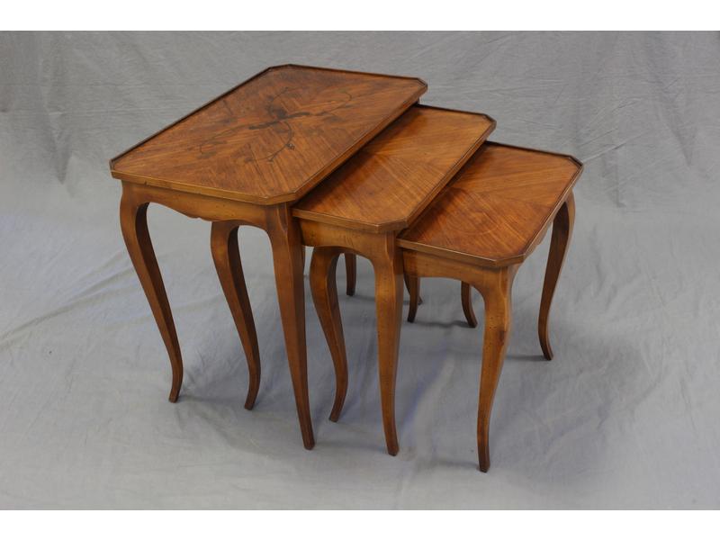 TROIS TABLES gigognes en bois naturel, pieds...