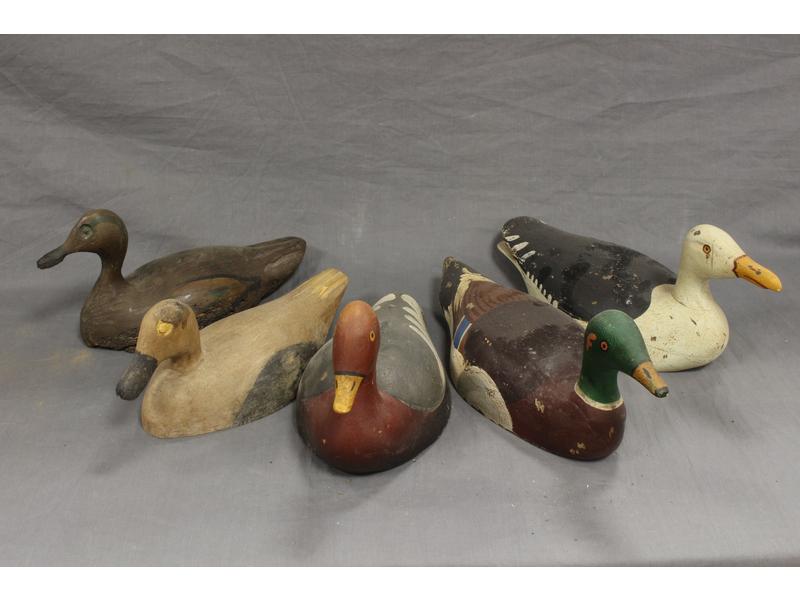 CINQ APPELANTS en bois polychrome de tailles...