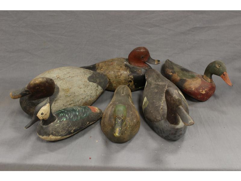 SIX APPELANTS en bois polychrome de tailles...