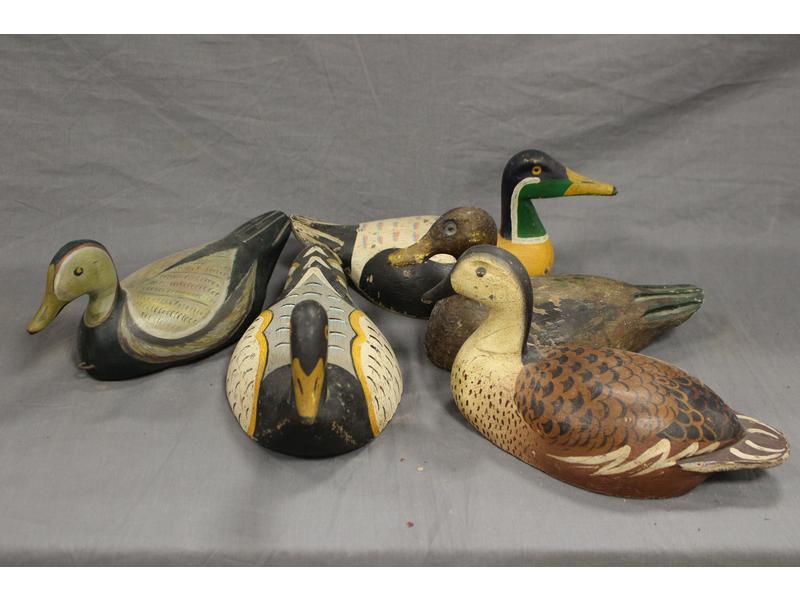 CINQ  APPELANTS en bois polychrome de tailles...