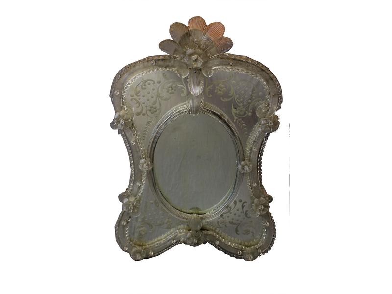 MIROIR de forme chantournée gravé de rinceaux...