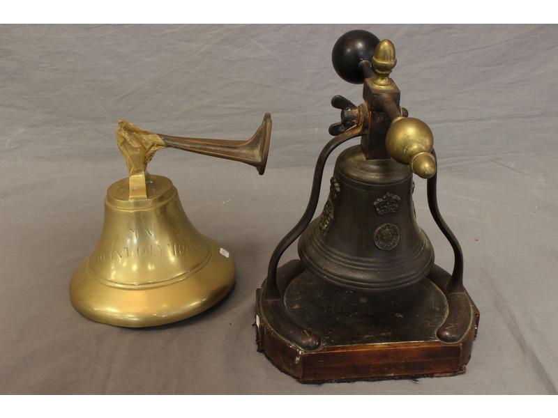 DEUX CLOCHES l'une en métal et bronze sur...