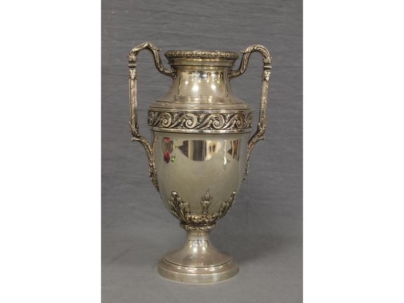 VASE en argent uni de forme balustre à deux...