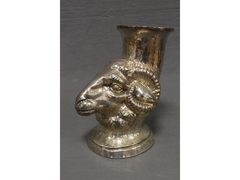 VASE rhyton à tête de bélier en métal ar...