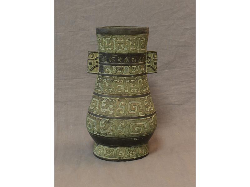 VASE en bronze de style archaïque, de forme...