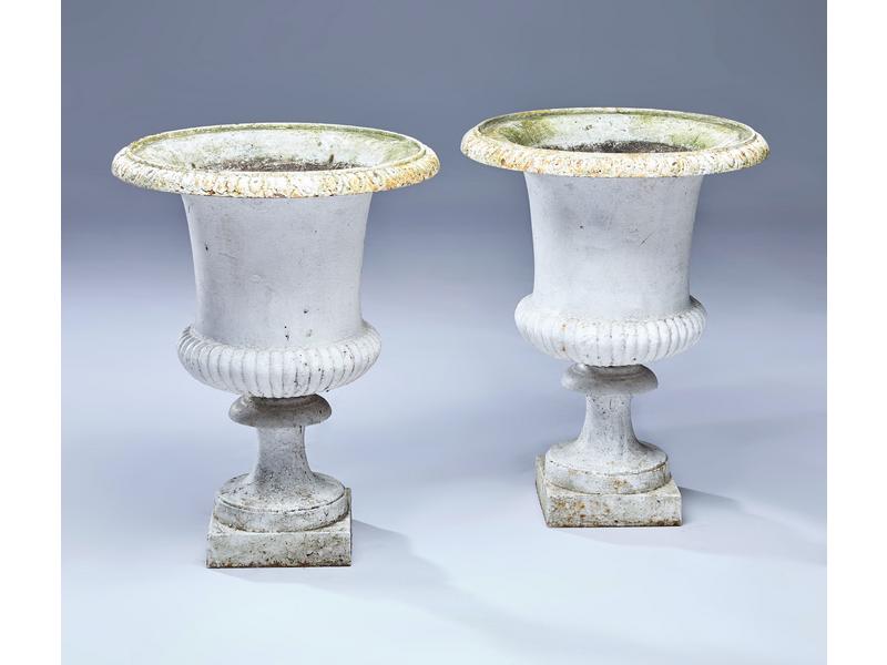 PAIRE DE VASES DE JARDIN, de forme Medicis...