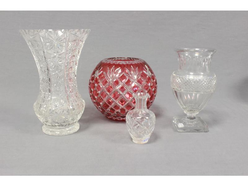 LOT DE QUATRE VASES de différentes tailles...