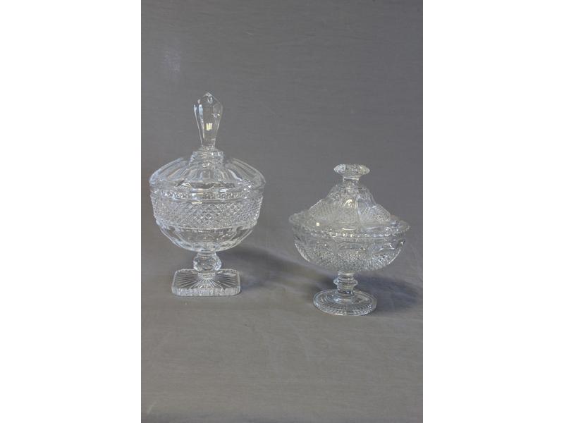 DEUX DRAGEOIRS couverts en cristal taillé...