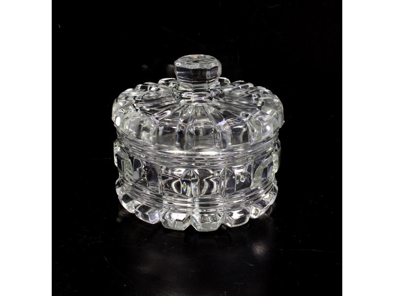 BONBONNIERE ronde couverte en cristal taillé...