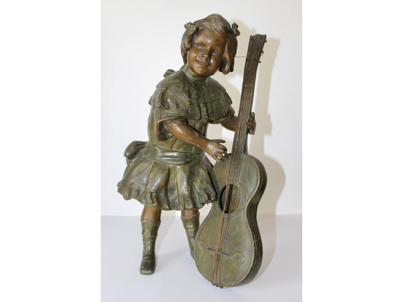 Petite Fille à la Guitare