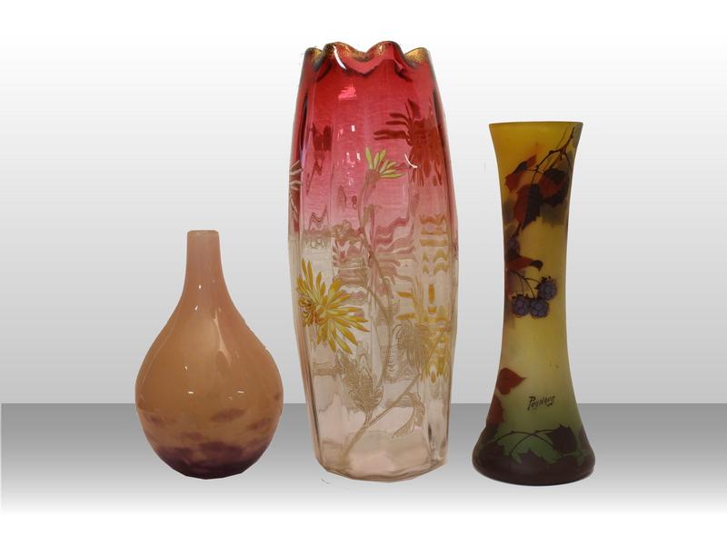 TROIS VASES en verre, l'un teinté jaune de...