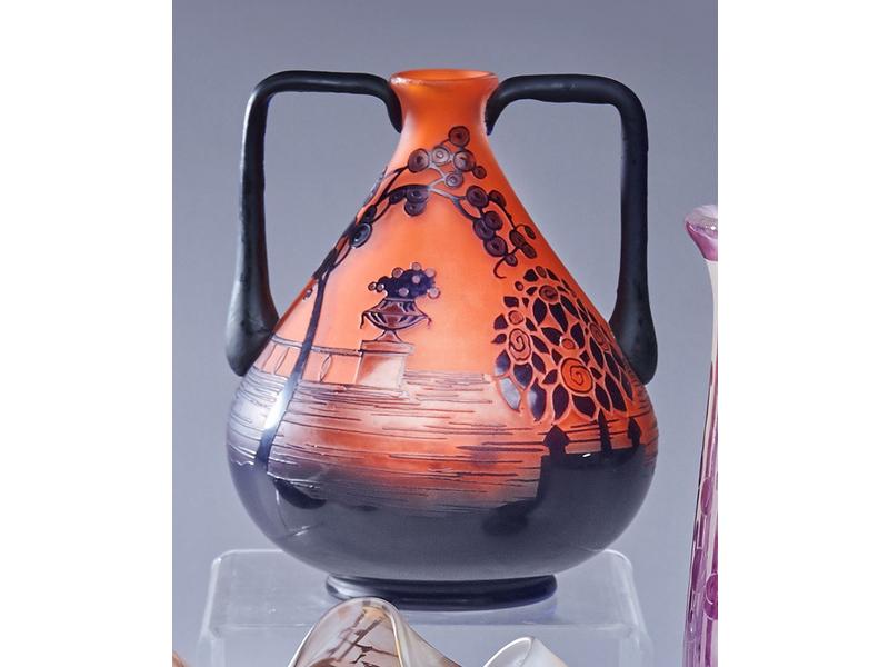 VASE OVOÏDE à deux anses carrées en verre...