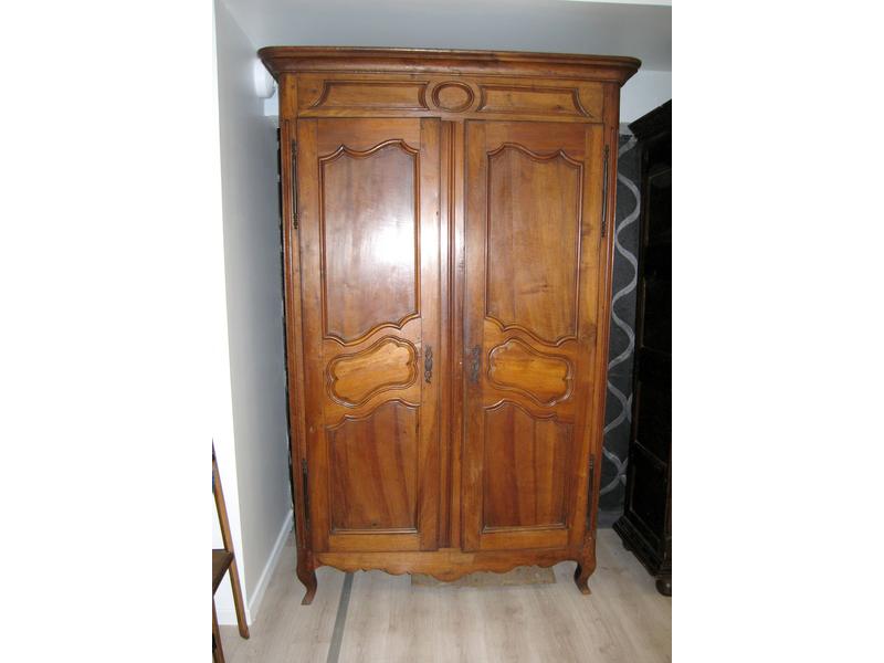 ARMOIRE en noyer mouluré et sculpté, ouvrant...