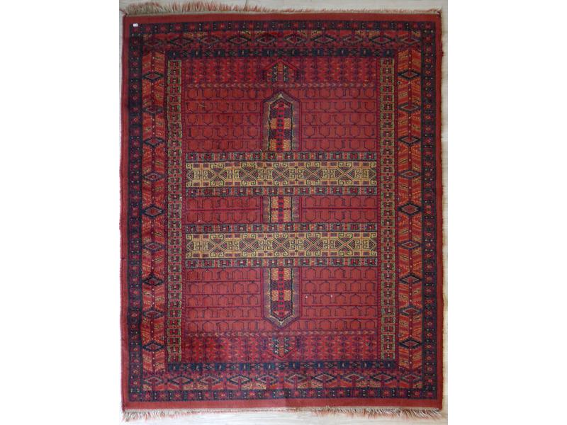 TAPIS laine à fond rouge type Caucase à décor...