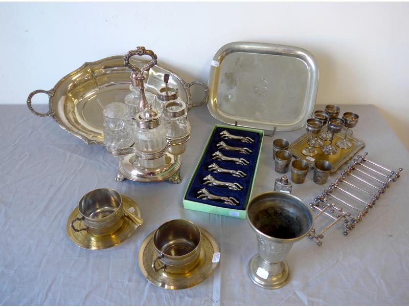 LOT EN METAL huilier-vinaigrier, Corbeille...