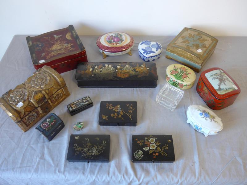 LOT de BOÎTES diverses en porcelaine, cristal...