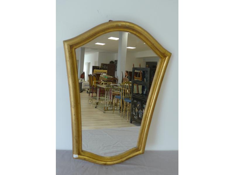 PETIT MIROIR dans un cadre en bois doré,...