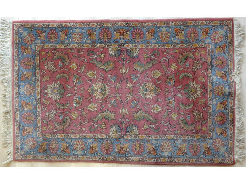 TAPIS en laine rose à galerie bleue à décor...