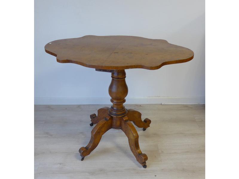 TABLE GUERIDON violonée en noyer mouluré,...