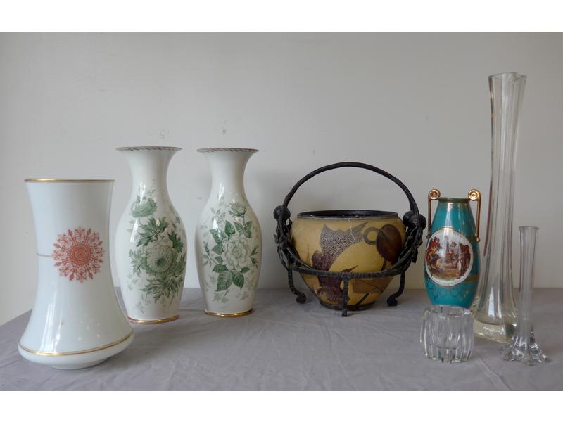 LOT DE VASES : Vase en opaline blanche à...