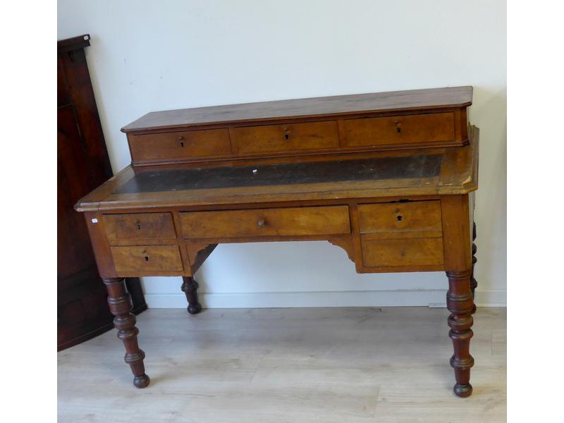 BUREAU à gradin en noyer et placage d'acajou...