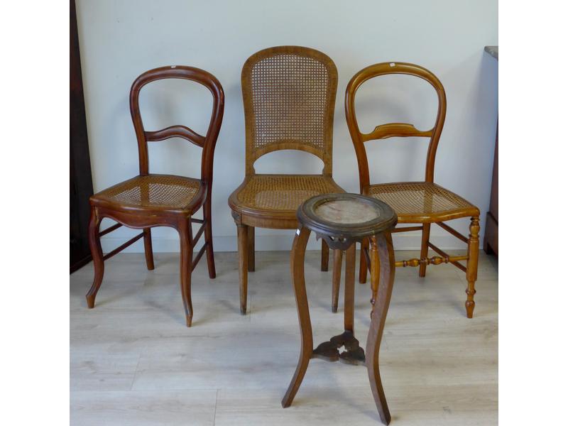 TROIS CHAISES cannées en bois naturel.