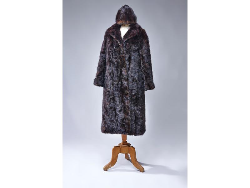 Roger FAURE : MANTEAU en vison dark, col...