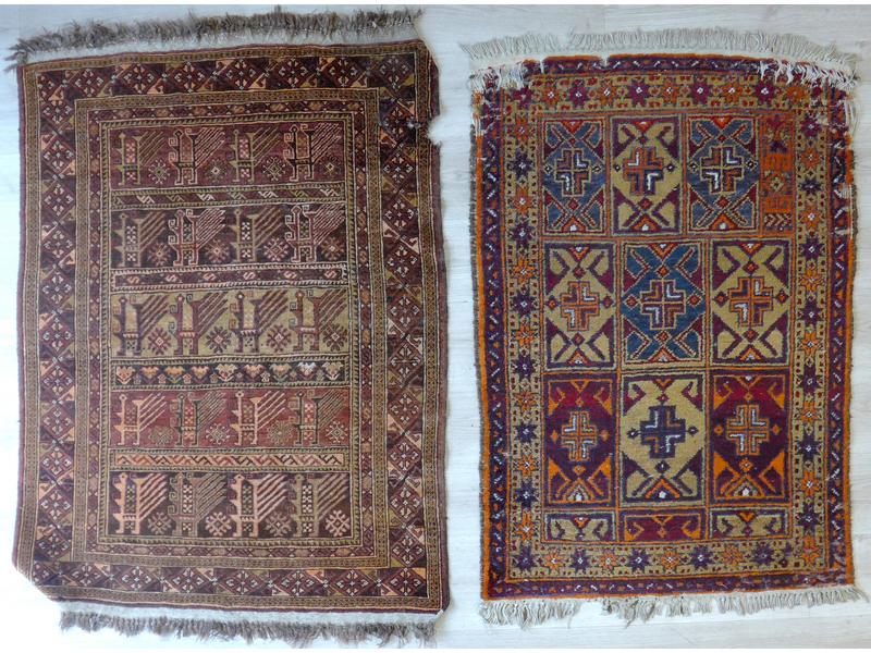 DEUX TAPIS en laine l'un à fond rouge et...
