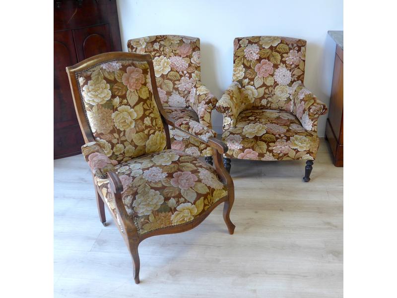 PAIRE DE FAUTEUILS CHAUFFEUSES en velours...