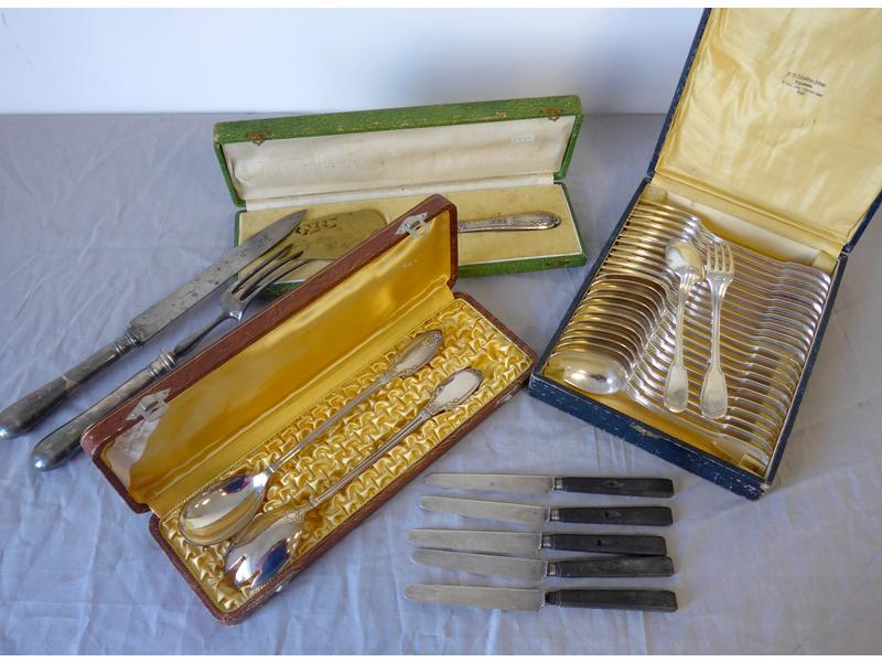 ENSEMBLE DE COUVERTS en métal argenté comprenant...
