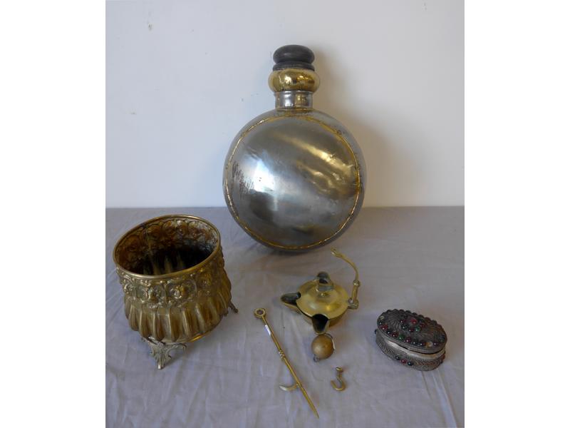 LOT DE BIBELOTS : gourde en étain, jardinière...