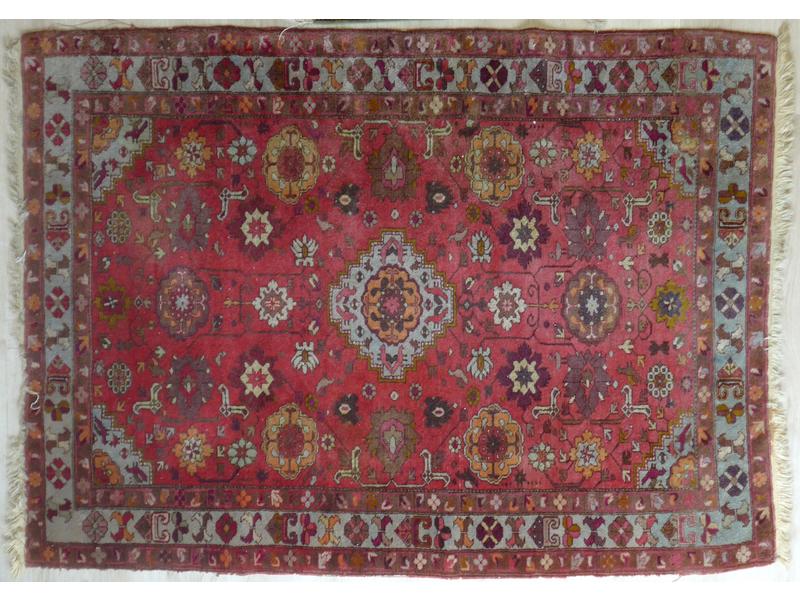 TAPIS rectangulaire en laine rose à décor...
