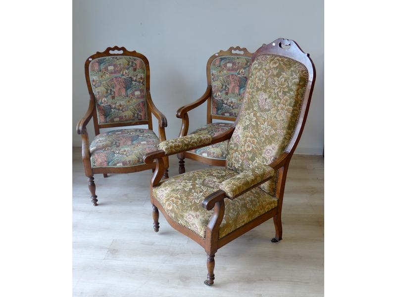 PAIRE DE FAUTEUILS à dossier droit en bois...