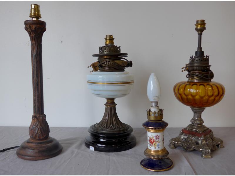 LAMPE A PETRÔLE en régule et verre jaune...